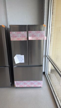 Samsung refrigerator 3-door with beverage center and makes two types of ice‼️