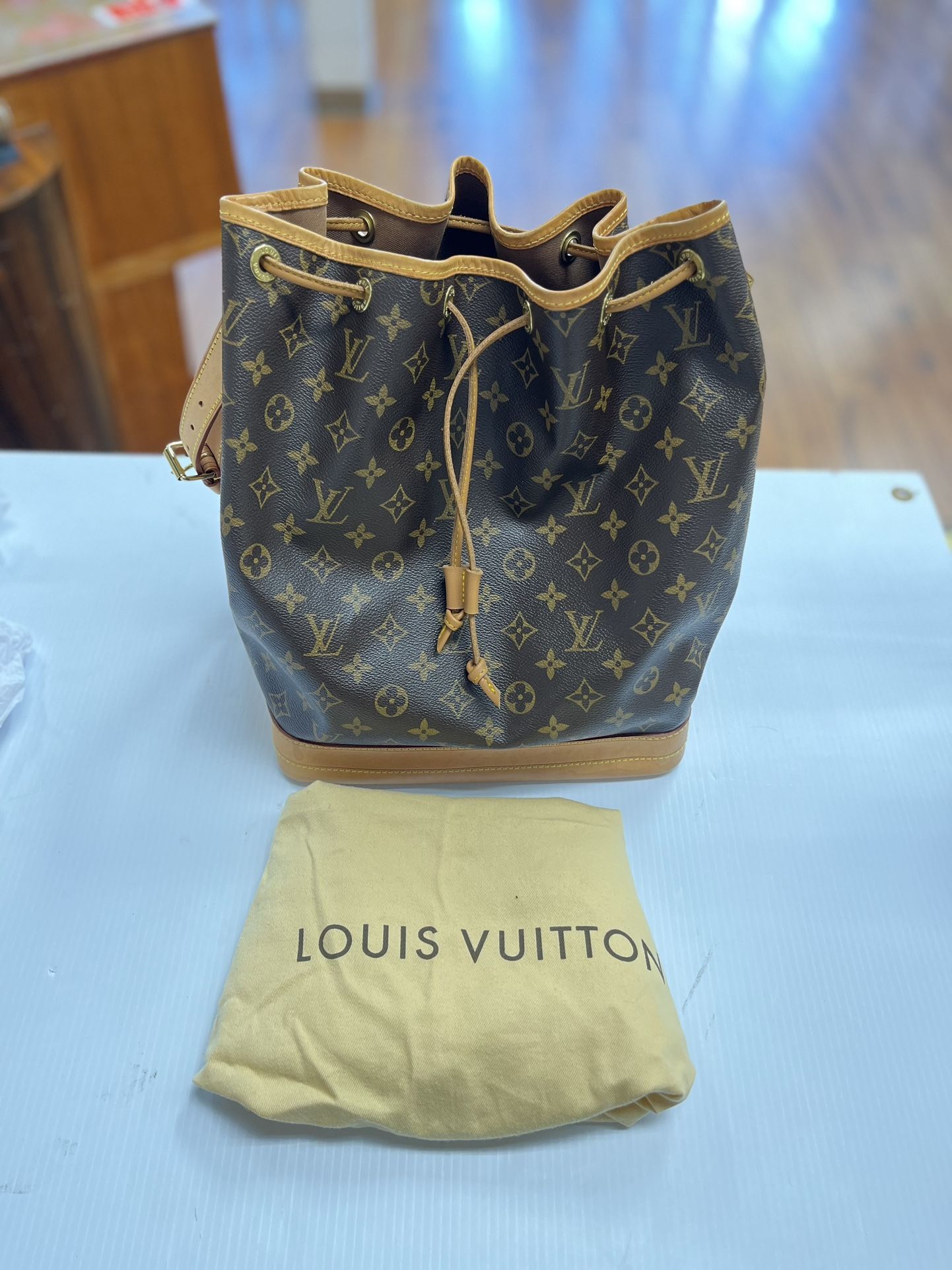 Louis Vuitton Purse, M42224, With Dust Bag, In Good Condition , Entrupy Verified 