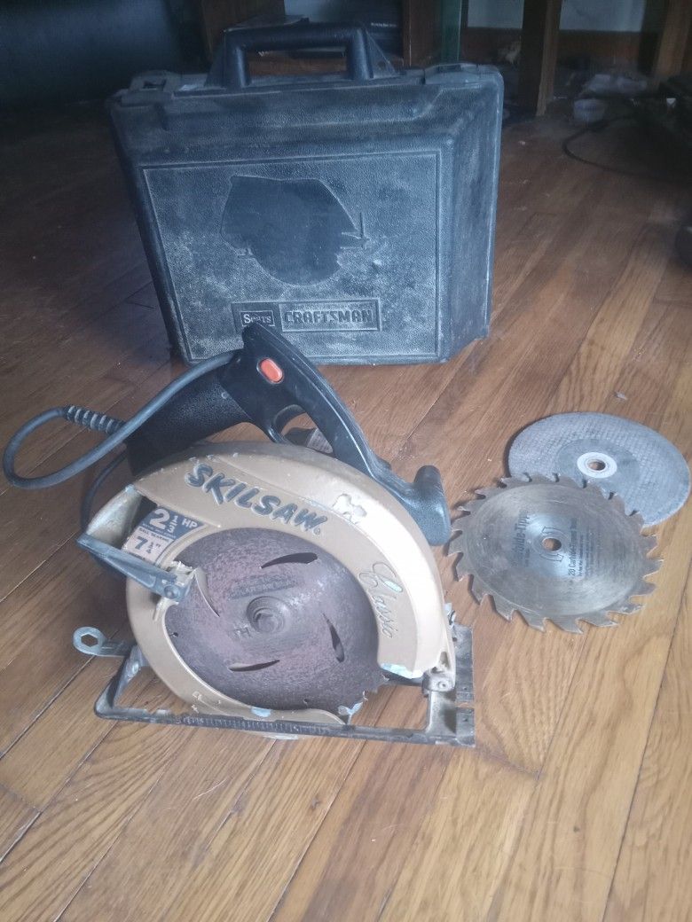 Circular Saw With Extra Blades In Case