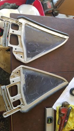 FORD MUSTANG QUARTER WINDOWS