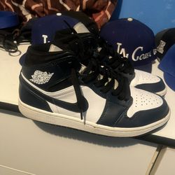 Navy Jordan 1's SIZE 9
