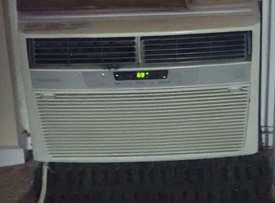 Air Conditioner - In window (free) 