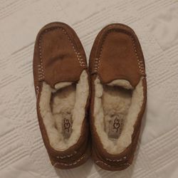 Ugg slipper tan color size 5