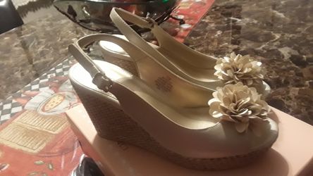 Brand new Bandolino wedge shoes color gold size 7 1/2