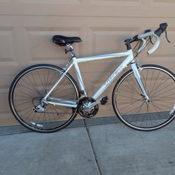 700x25c. TREK UNISEX ROAD RACING BIKE. (19.5"). ALUMINUM & CARBON. FRESHLY TUNE UP. 👌🏼