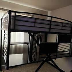 Nice Bunk Bed With Desk Space Underneath. 