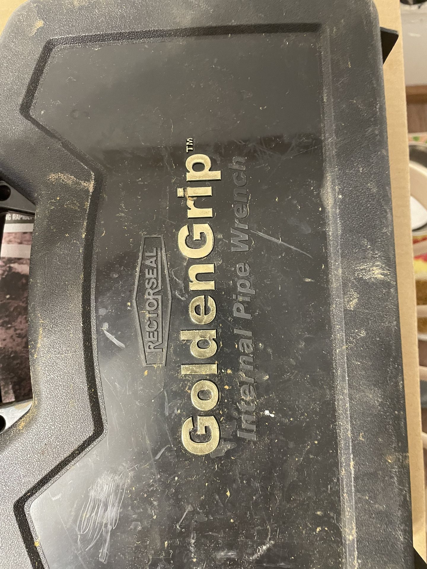 Gold grip internal pipe wrench