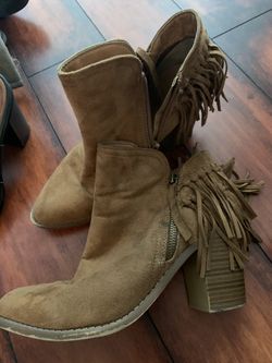 Size 8.5 fringe boots