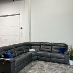 LIKE NEW! Leather Power Recliner Sectional Couch With USB Ports (FREE DELIVEDY 🚚)