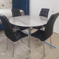 BRAND NEW 4 CHAIR DINING TABLE 
