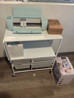 Cricut explorer, heat press n desk