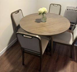 Round dinning table