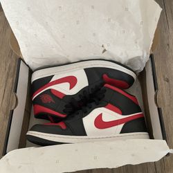 Jordan 1 Mid