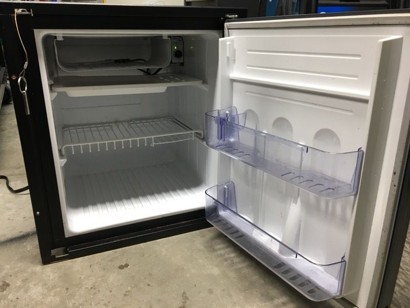 NORCOLD DE-451 AC/DC REFRIGERATOR W/Freezer