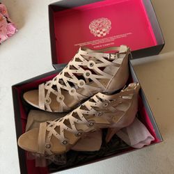 Vince Camuto Beige Heels Size 10