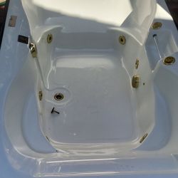 Jacuzzi.  New.  Bañera Nueva. 
