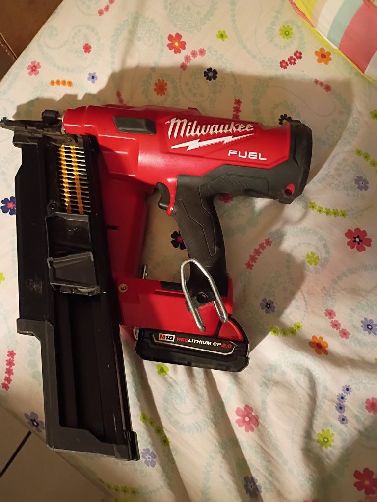 Milwaukee Fuel 21' Framing Nailer Gun With Battery Cp2.0.