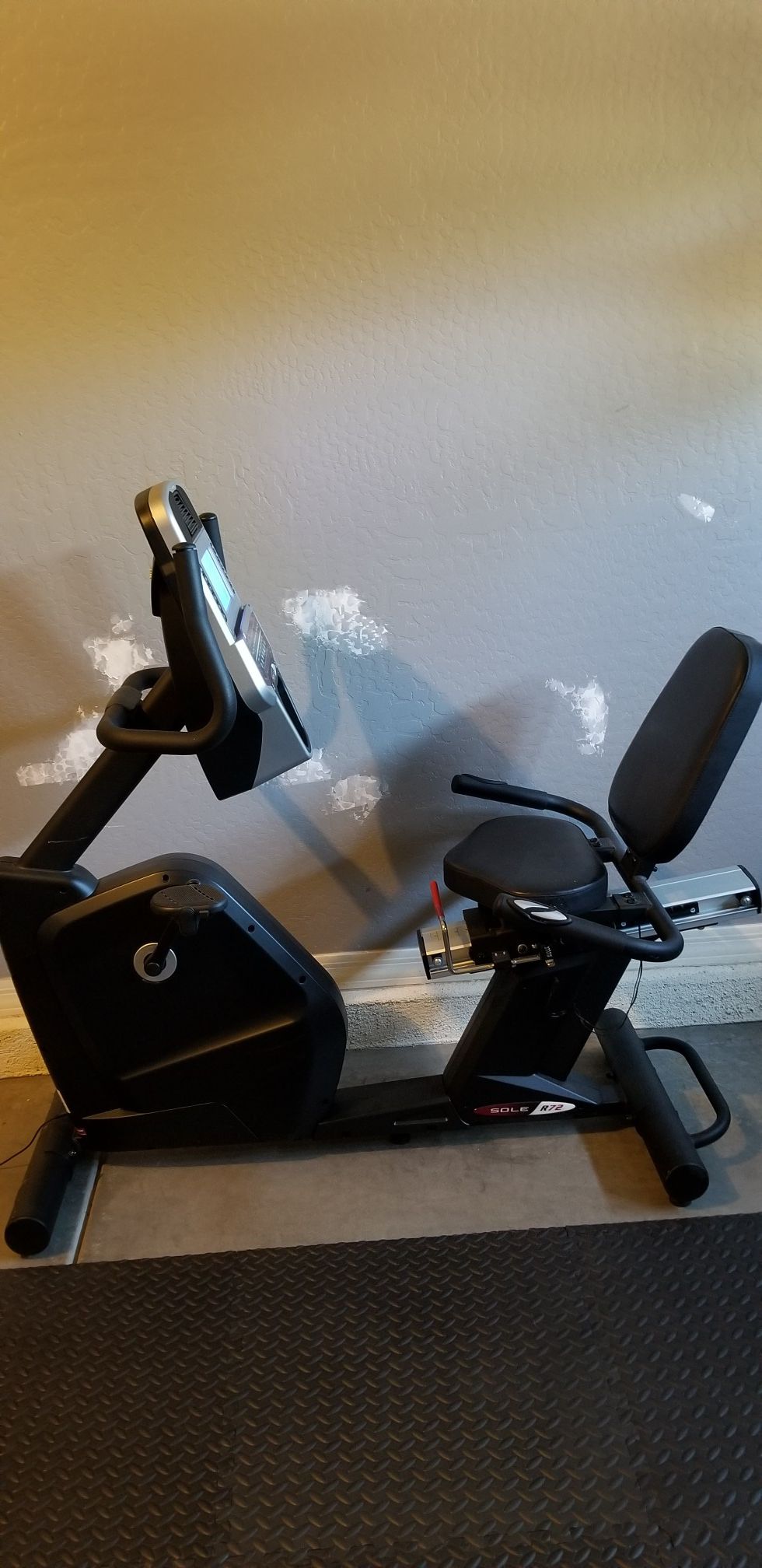 Sole R72 exercise bike