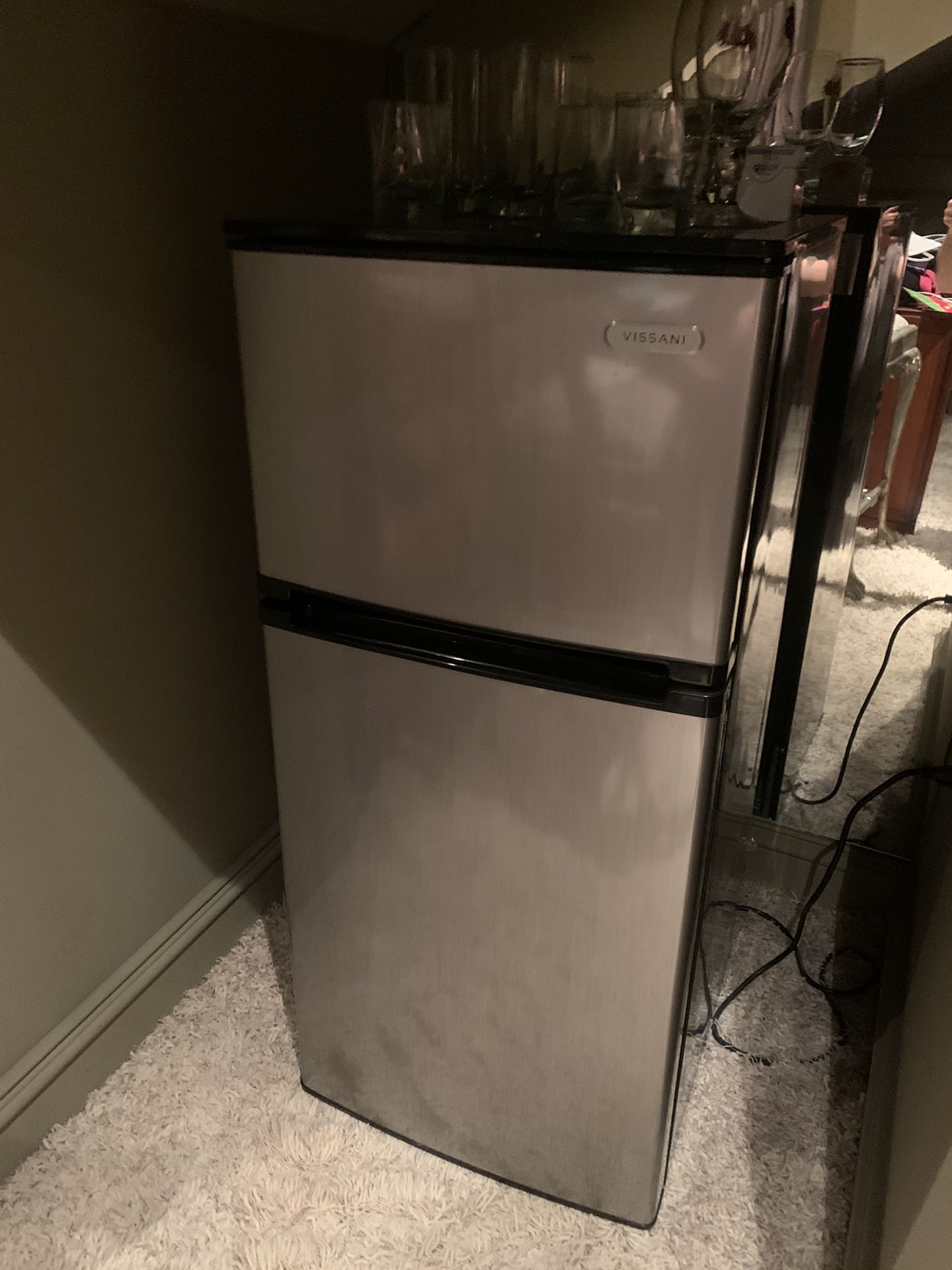 Vissani Refrigerator/Freezer. Wonderful appliance. 43 inches tall 19
