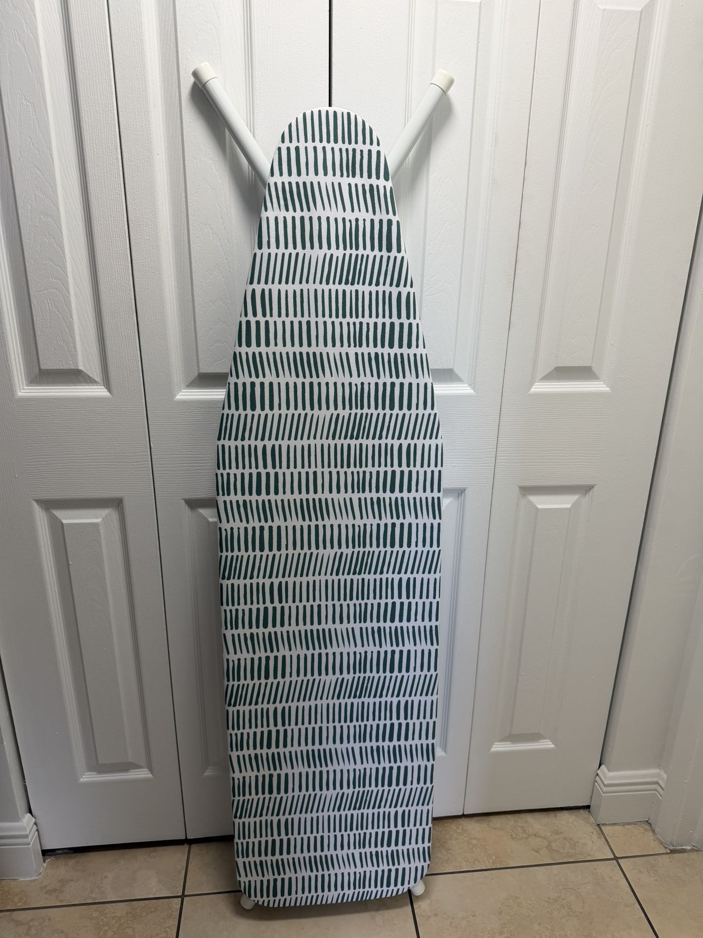 Tabla De Planchar. Mainstays 4-Leg Ironing Board - 53"x14" , Adjustable Height