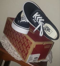 NEW IN BOX VANS AUTHENTIC BLACK WHITE CLASSIC SKATEBOARDING SNEAKERS SHOES SIZE 7.5