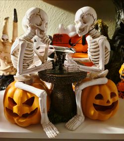 NWT Skeletons Playing Chess on Pumpkins" Halloween Figurine