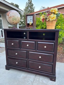 7 Drawer Modern Dresser Chest of Drawers Furniture Great Condition