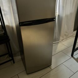 Frigidaire apartment Size Fridge
