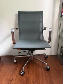 Grey Mesh Ribbed Office Chair with Chrome Frame