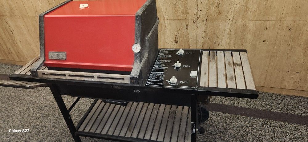 Weber Genesis 2000 Series LP Propane Gas BBQ Grill.