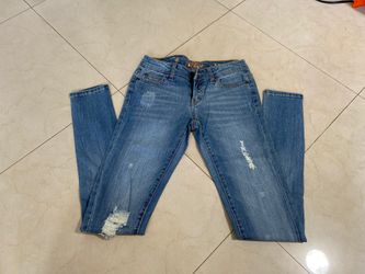 Jeans Women’s Celebrity Pink Distressed Skinny Jeans Size 1