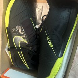 Brand New Kids Nike Indoor Soccer Shoes Size 13.5c