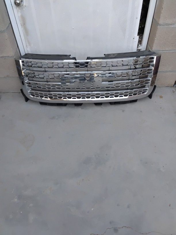 Gmc Sierra 2500. Hd Denali 2011-2014 Grille Used Oem Good Condition