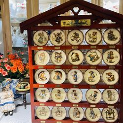 M.I. Hummel Wood Wall Rack with 25 Mimi Plates (1971–1995) – Complete Collection