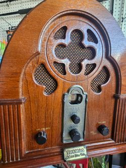 Thomas Collector's Edition Vintage-Style AM/FM Radio