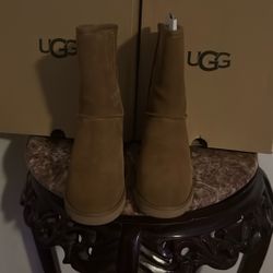 UGG.  Botas.  Size #.   5.   Nuevas.  