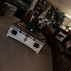 Beautiful Farmhouse Coffee Table