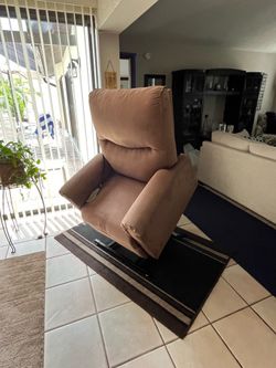 NEW NEVER USED PRIDE POWER LIFT CHAIR RECLINER CLEAN COME SEE YOURSELF EXCELLENT CONDITION