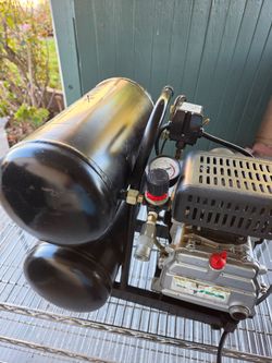 Air Compressor by TRADES PRO it's in excellent condition pick up in the city of La Mirada