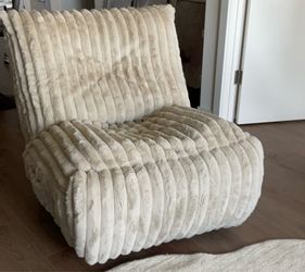 Swivel boucle chair. Like new 2025. Solo living