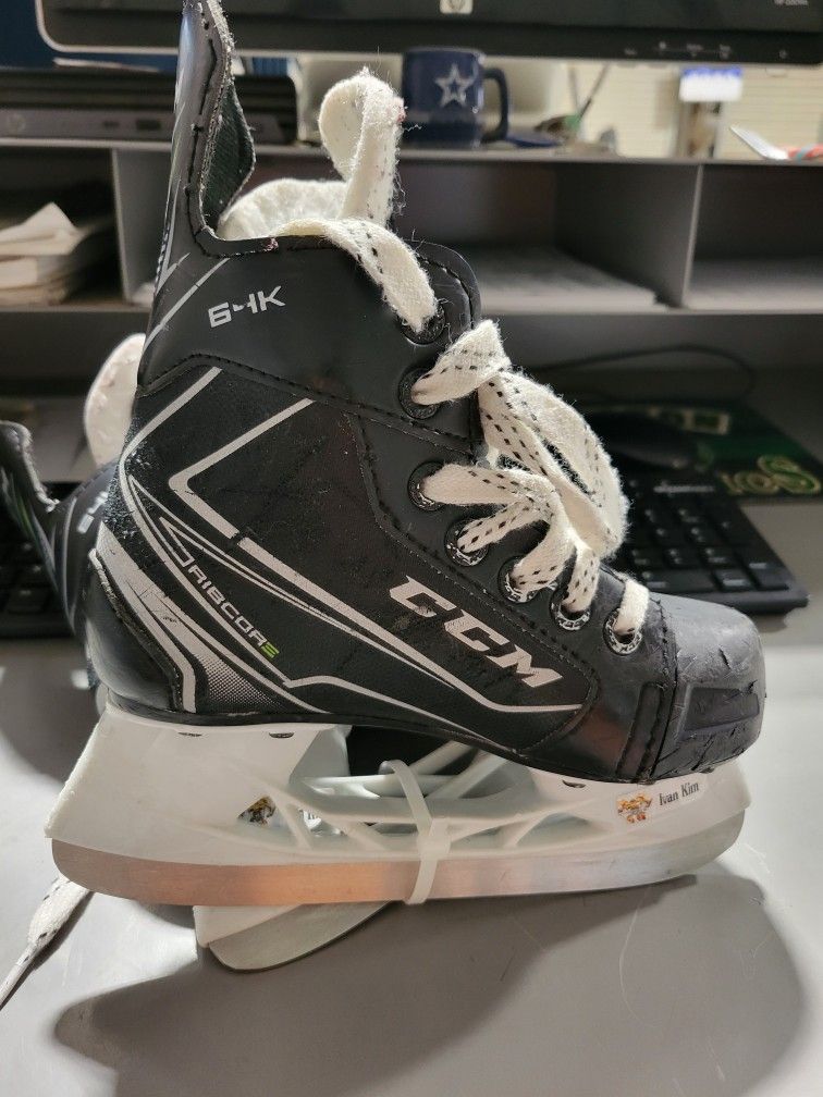 Used CCM RIBCOR RIB XT Youth 2.0 Ice Hockey Skates SIZE 13Y