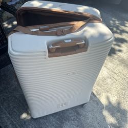 Large suitcase, great condition, free