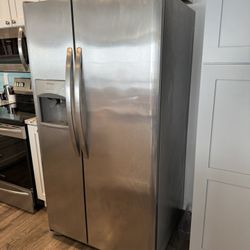 Frigidaire side-by-side refrigerator/freezer