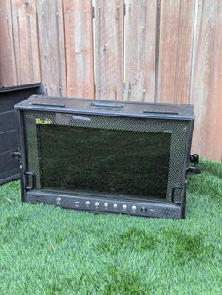iKan AX20 19.5" Field Monitor with Built-in Hard Case