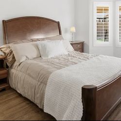 🔥MOVING, PRICED TO SELL : must be picked up by Saturday morning!  Priced for quick sale 🔥Queen Bedroom Set