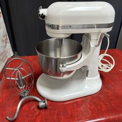 5 Quart Kitchen Aid Mixer Like New Works Great 115v Qt White Metal Counter Top Bakery Food Dough Cookie Home Or Business 