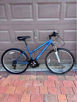 Roadmaster Hybrid Bike 26” Bicycle (M/L) — Shimano — Ready To Ride