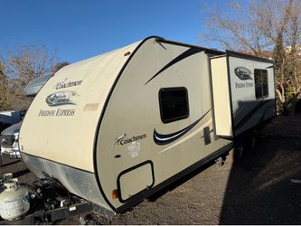 2016 Freedom EXPRESS 24 foot livable, spacious trailer big bathroom