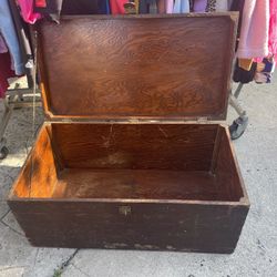 ANTIQUE VINTAGE WOOD TRUNK 