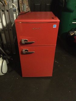 Avanti retro look mini fridge
